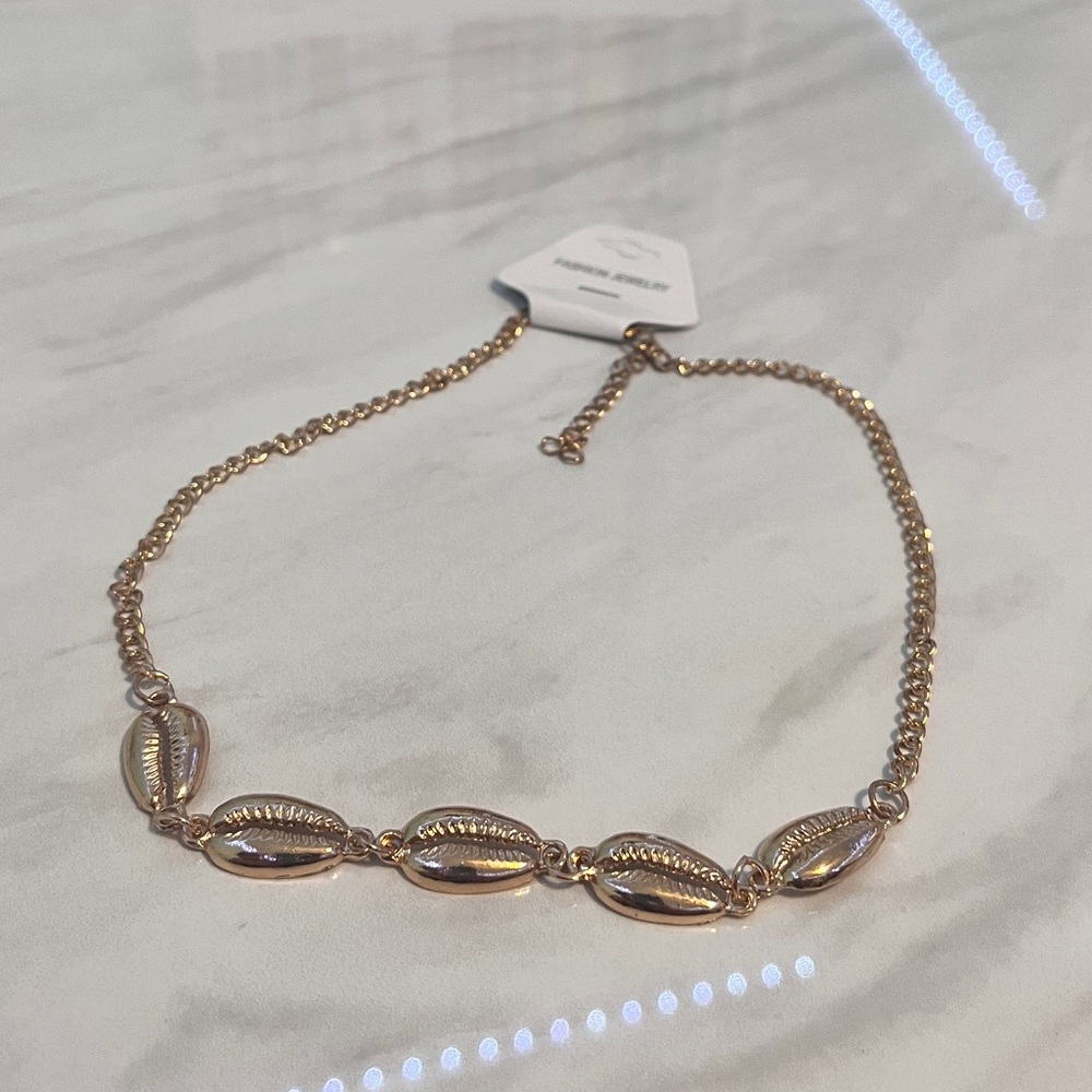 ❌SOLD❌on merc@r1 Gold sea shell chain necklace